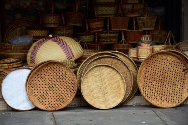Hasır çarşı, Rattan sepeti. Rattan ya da bambu el işi. Doğal saman sepetinden yapılmış. Sepet hasır hasır Tayland el yapımı. arkaplan ve tasarım için dokuma bambu dokusudur.