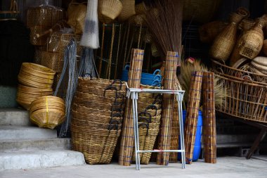 Hasır çarşı, Rattan sepeti. Rattan ya da bambu el işi. Doğal saman sepetinden yapılmış. Sepet hasır hasır Tayland el yapımı. arkaplan ve tasarım için dokuma bambu dokusudur.