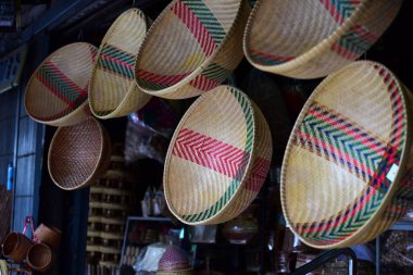 Hasır çarşı, Rattan sepeti. Rattan ya da bambu el işi. Doğal saman sepetinden yapılmış. Sepet hasır hasır Tayland el yapımı. arkaplan ve tasarım için dokuma bambu dokusudur.