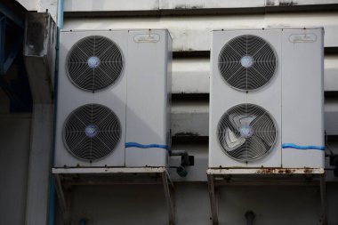 Binanın çatısında klima var.