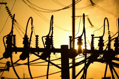 Gün batımında enerji pilonları