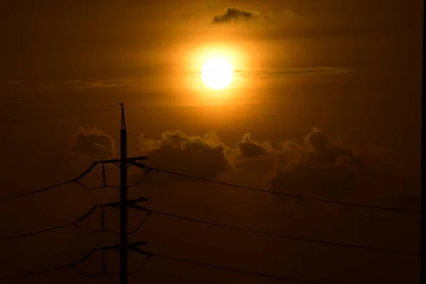 Sonnenuntergangsansicht Schöner Goldgelber Himmel Großstädten Stromübertragungssystem Mit Dem Himmel Und — Stockfoto