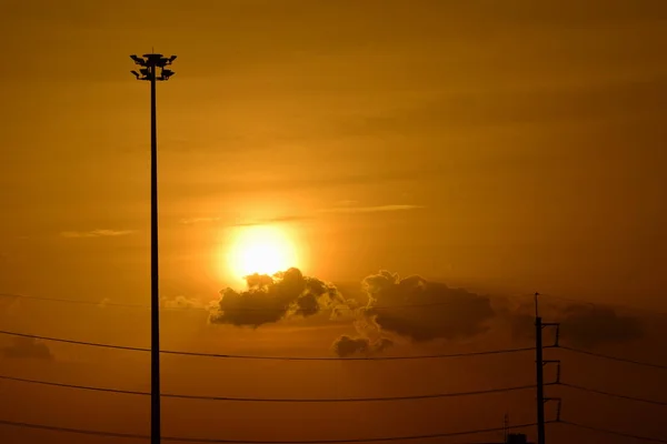 태양은 대도시에 아름다운 황금빛 하늘을 하늘을 체계와 밤하늘을 아름다운 구름을 — 스톡 사진
