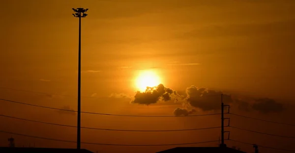 태양은 대도시에 아름다운 황금빛 하늘을 하늘을 체계와 밤하늘을 아름다운 구름을 — 스톡 사진