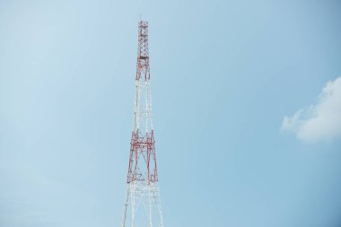 Telekomünikasyon kulesi antenleri ve mavi gökyüzü