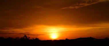 Denizin üzerinde gün batımı