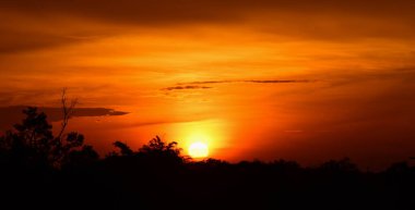 Gökyüzünde bulutlarla güzel bir gün batımı