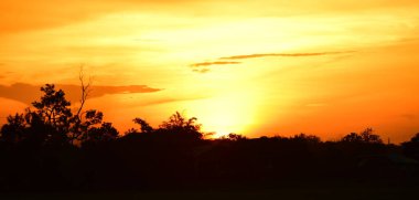 Gökyüzünde bulutlarla güzel bir gün batımı
