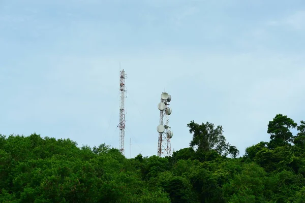 Nagyfeszültségű Tornyok Antennákkal Zöld Erdőben — Stock Fotó