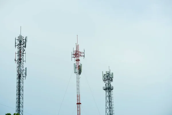 Torres Alta Tensão Com Antenas Floresta Verde — Fotografia de Stock