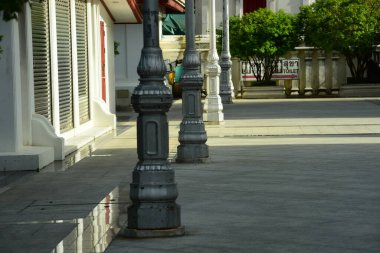 Tapınağın girişinde.