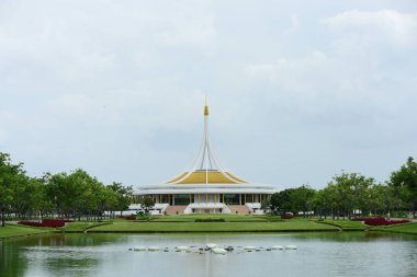 Bahar Balosu Bahçesi. Renkli çiçeklerden oluşan güzel bir bahçe. Bahçe düzenlemeleri. Park et. Güzel Bahçe