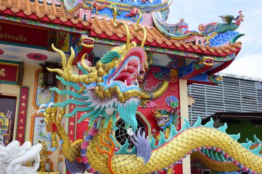 Tayland 'daki Çin sanat türbesi. Chonburi, Tayland 'daki insanların ibadeti. Tapınak alanının içine yerleştirilmiş taştan yapılmış Çin heykeli. Çin ejderhası heykeli.