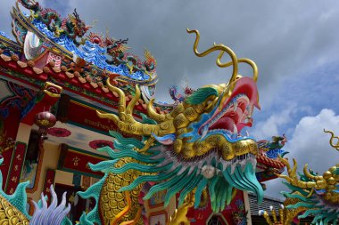 Tapınakta Çin ejderhası heykeli