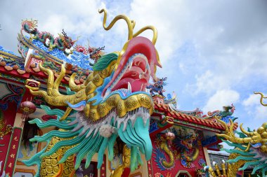 Tayland 'daki Çin sanat türbesi. Chonburi, Tayland 'daki insanların ibadeti. Tapınak alanının içine yerleştirilmiş taştan yapılmış Çin heykeli. Çin ejderhası heykeli.