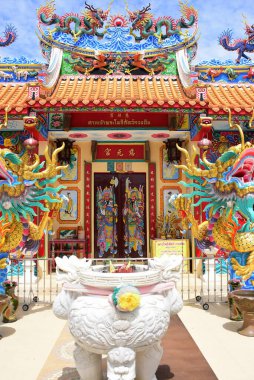 Ejderha heykelleri olan Budist tapınağı.