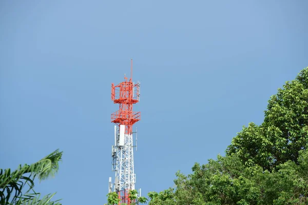 Telekommunikationstorn Med Antenner Och Blå Himmel — Stockfoto