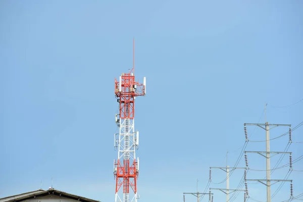 Telekommunikationsturm Mit Antennen Und Blauem Himmel — Stockfoto