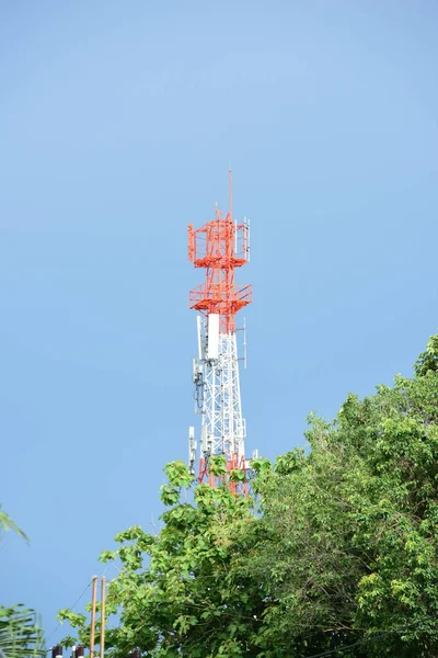 Menara Telekomunikasi Dengan Antena Dan Langit Biru — Stok Foto