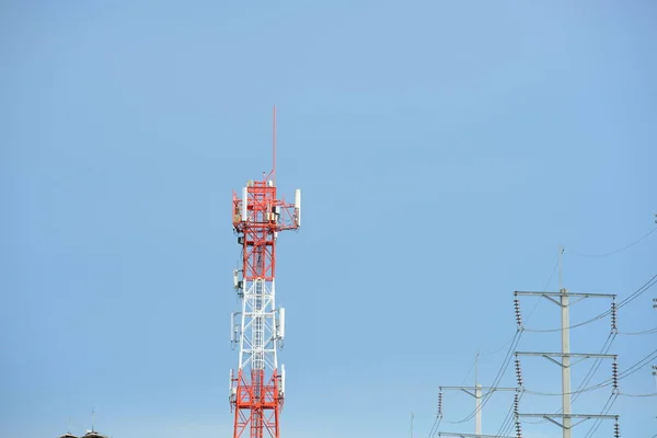 Torre Telecomunicaciones Con Antenas Cielo Azul —  Fotos de Stock