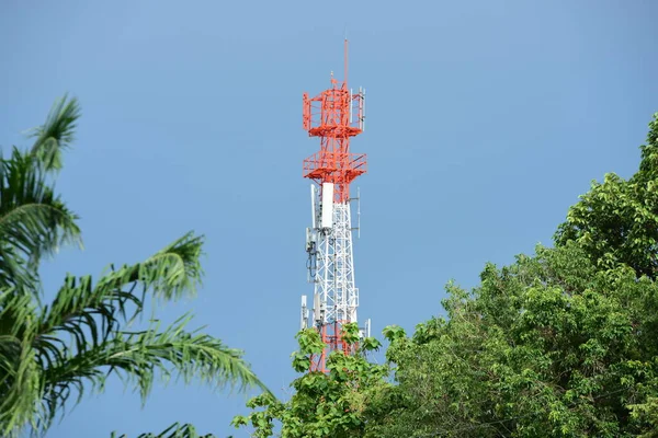 Telecommunicatietoren Met Antennes Blauwe Lucht — Stockfoto