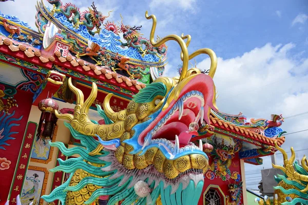 Buddhisttempel Med Drakstatyer — Stockfoto