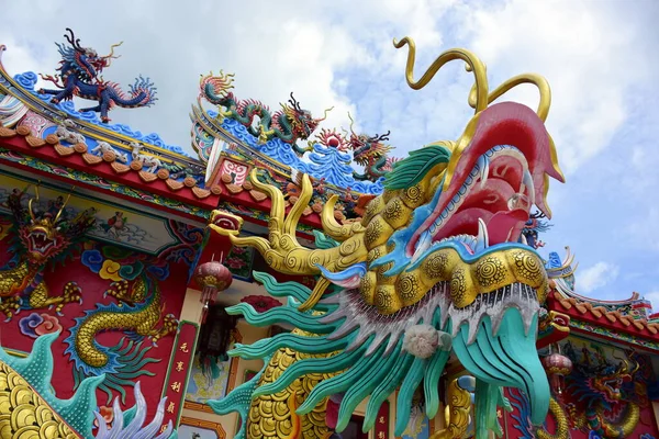 Buddhisttempel Med Drakstatyer — Stockfoto