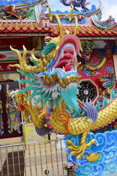 Temple Bouddhiste Avec Des Statues Dragon — Photo