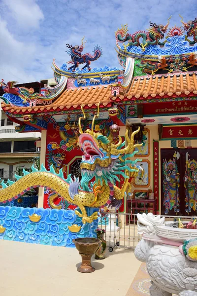 泰国的中国艺术圣地 这是对泰国春布里人民的崇拜 中国雕塑是用石制的 装饰在圣地内 中国龙塑像中国的装饰 — 图库照片