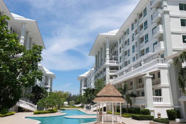 Yüzme havuzlu modern bir otel. 