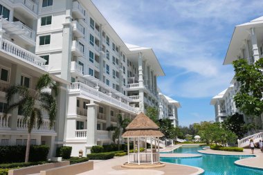 Yüzme havuzlu modern bir otel.  