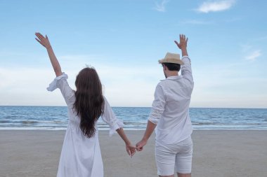 Kumsalda aşık bir çift, kumsalda aşık genç bir çift..