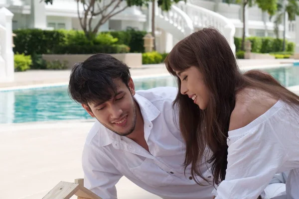 Young Asian Couple Lying Swimming Pool Hotel — Stock Photo, Image