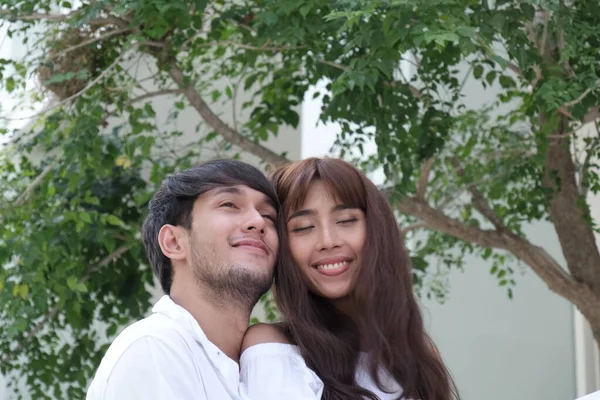 Młody Azji Para Miłość Przytulanie — Zdjęcie stockowe