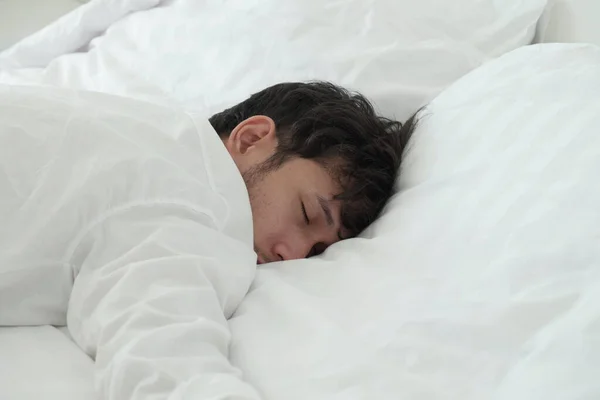 Мужчина Спит Кровати Спальне — стоковое фото