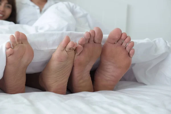 Füße Des Paares Auf Dem Bett Schlafzimmer — Stockfoto