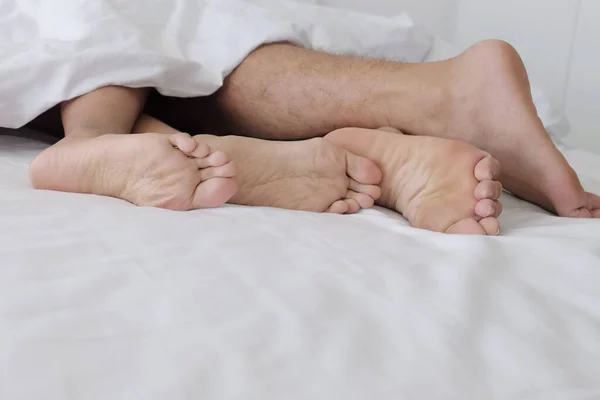 ベッドの上の夫婦の足は — ストック写真