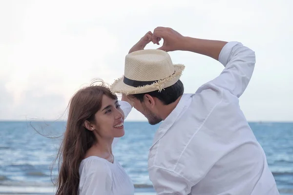 Couple Amoureux Sur Plage Jeune Couple Heureux Amoureux Sur Plage — Photo