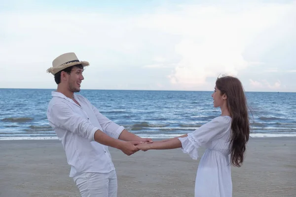 Una Pareja Romántica Playa Junto Mar Tiene Arena Blanca Con —  Fotos de Stock