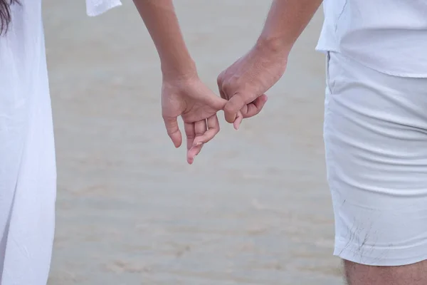 在海边 一对浪漫的夫妇在海浪和阳光的映衬下 有着洁白的沙滩 下午的活动是在一个甜蜜的假日 — 图库照片