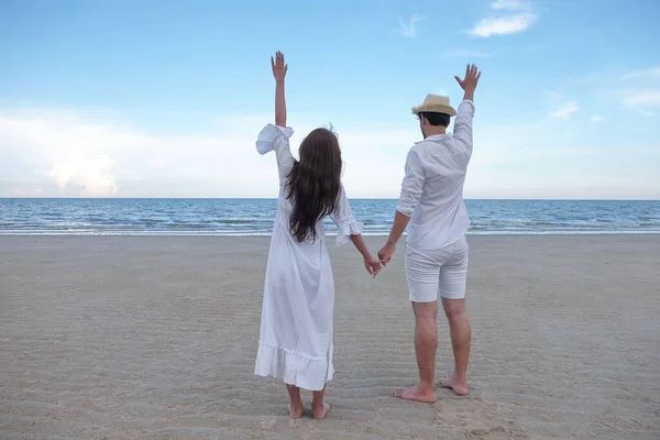 Een Romantisch Echtpaar Aan Het Strand Aan Zee Heeft Wit — Stockfoto