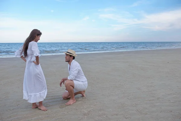 Een Romantisch Echtpaar Aan Het Strand Aan Zee Heeft Wit — Stockfoto