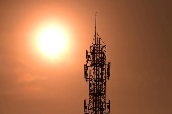 Telekommunikationstorn Med Antenner Vid Solnedgången — Stockfoto