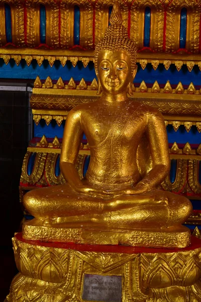 タイのバンコクにある黄金の仏像の写真です — ストック写真