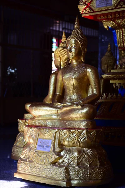 タイのバンコクにある黄金の仏像の写真です — ストック写真