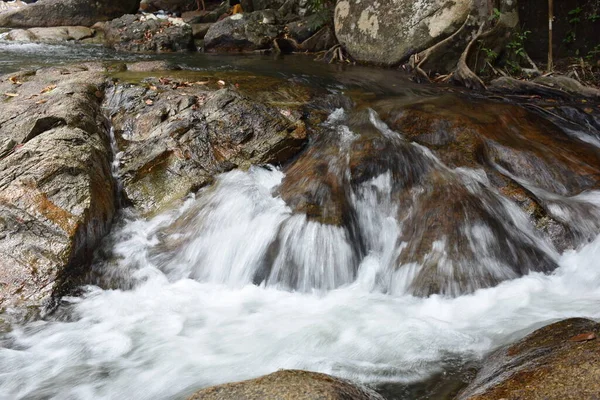 Taşlarla Taşlı Kayalık Bir Nehir — Stok fotoğraf