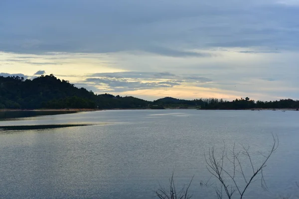 Dağ Gölünün Üzerinde Güzel Gün Batımı — Stok fotoğraf