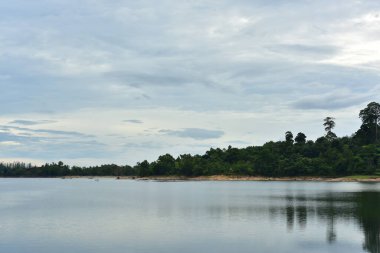 Dağlardaki güzel göl manzarası