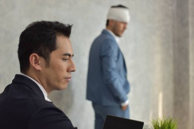 Ofiste çalışan iki işadamı.