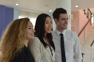 Bir grup iş adamı ofiste.